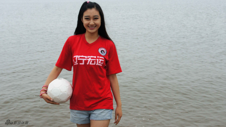 辽宁俱乐部选拔足球宝贝 比基尼沙滩照比拼身