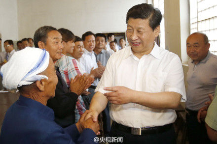 图为习近平参观西柏坡