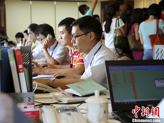 7月12日，北京市高校招生工作人员正在进行高招录取检查。当日下午，北京市高招录取现场向媒体开放。中新社发 李慧思 摄