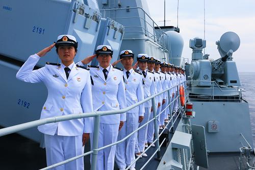 中国海军女水兵亮相中俄"海上联合——2013"军事演习