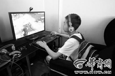 商洛一名背着书包的学生在网吧角落打游戏 本报记者 魏光敬 摄