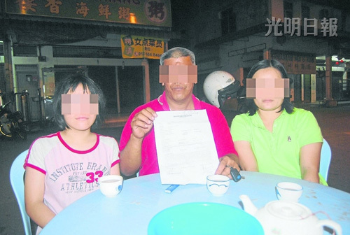 沈氏夫妇带领女儿前往警局报案后，向媒体阐述女儿被欺凌3年。马来西亚《光明日报》