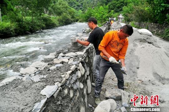 工人们正在加紧修建薛城小沟防洪河堤。 理轩 摄