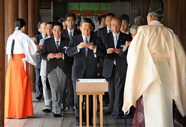 日本4名内阁大臣向靖国神社甲级战犯供奉灯笼