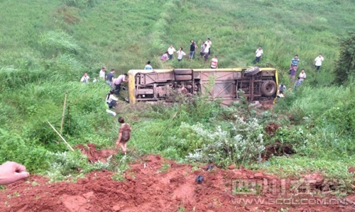 宜宾县柳嘉境内客车翻车致2死23人受伤(组图)
