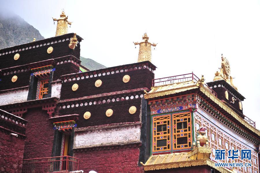 楚布寺,位于拉萨以西70公里堆龙德庆县西北楚布河上游,海拔约4600米
