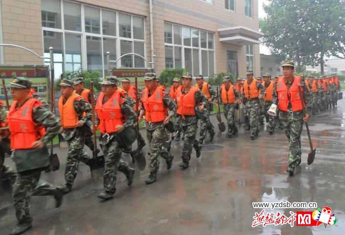 武警石家庄支队300名官兵冒雨进行防汛抢险演练(图)