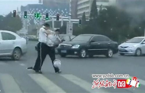 网友街头实拍唐山两名女交警马路中央厮打.