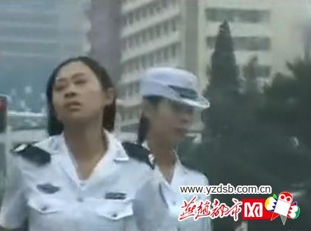 唐山女交警厮打视频曝光 扯衣抓发手段暴力(图)