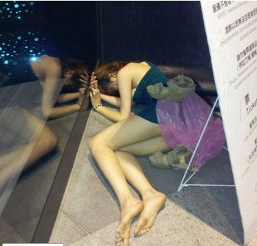 日前疯传的台北夜店“希腊脚正妹女尸”照。