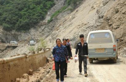 7月15日，茂县到东兴乡的茂北路抢通一条应急通道。刘陈平摄