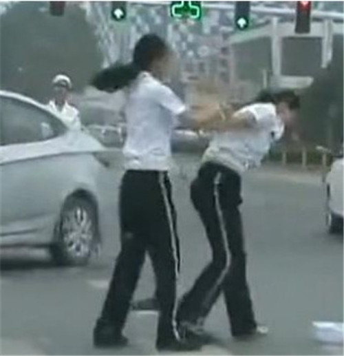 唐山女交警当街打架 又是"临时工"?