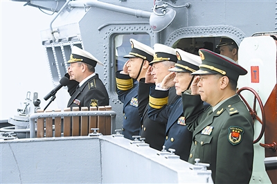 中国海军副司令员丁一平(左二)和俄罗斯海军总