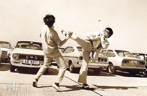 1972年3月，即李小龙去世前一年，李小龙（右）与一众嘉禾影星到邮轮珊瑚公主号参观，同日李在邮轮甲板和海运大厦码头顶层停车场摄下多辑宣传照。（受访者提供）香港明报图