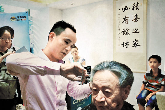 刘任能在为第一位客人剪头发 羊城晚报记者 周巍 摄