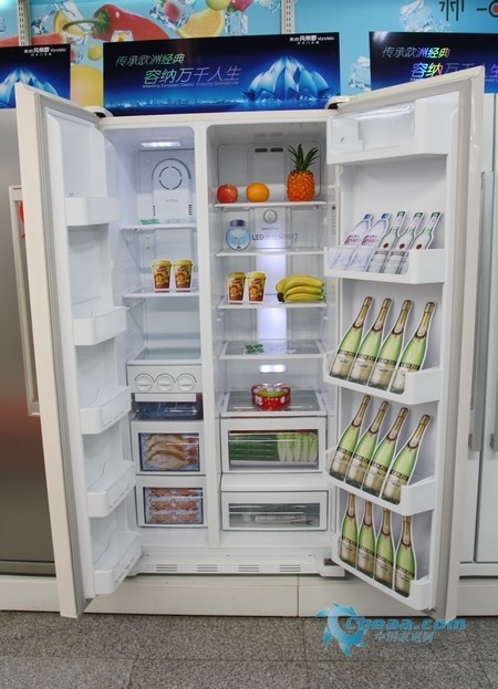 美的BCD-550WKM冰箱内部概览