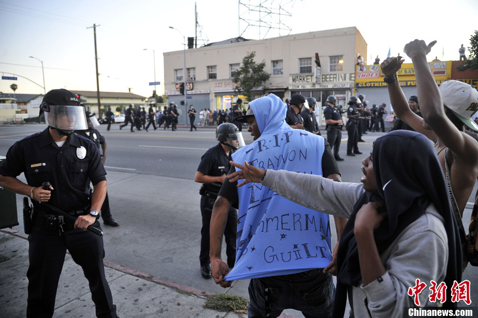 洛杉矶民众示威 抗议协警枪杀黑人被判无罪(高