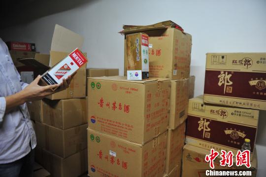 昆明警方查获特大假酒案案值超300万元图