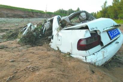 暴雨冲塌桥 洪水卷走两车4人亡(组图)