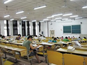 矿大徐海学院宿舍白天限电 学生称宿舍像蒸笼