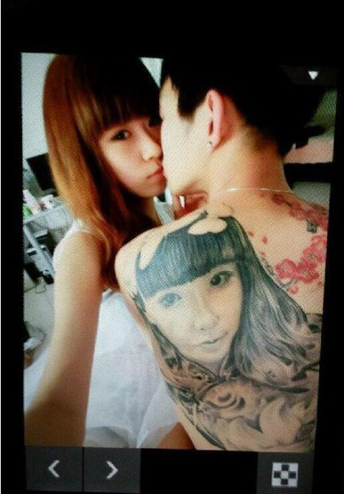男子后背上纹身女友脸庞 网友叹:太强大了(图)