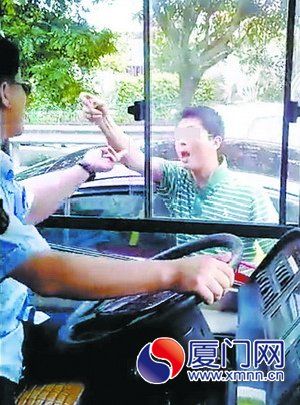 两司机隔着车窗对骂。