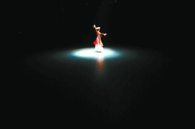 彩排现场，一束灯光打亮独舞演员孤独的身影。