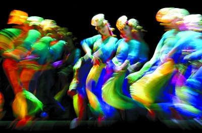 曼妙的身姿、闪动的裙摆、浓重的色彩用1/12秒定格成一幅写意画。群舞《玛曲姑娘》由四川省歌舞剧院有限责任公司表演。