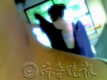 女子在42路上换衣服,惹得乘客目瞪口呆。见习记者韩逸摄