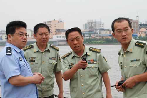 武警与公安局领导现场指挥安排水上救援演习工作消防官兵正在实施