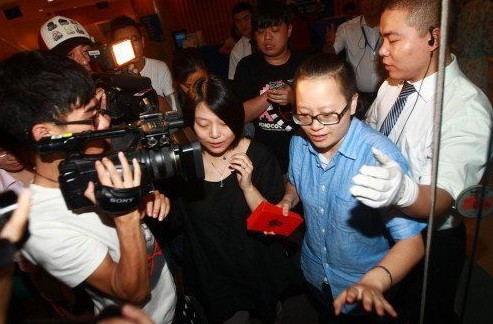 姚晨生子当日，工作人员为在场媒体派发红包。