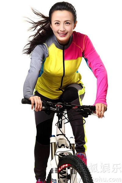 图文:杨童舒拍自行车公益写真 开心骑车