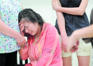 车祸死者的女儿在医院痛哭。 何雯亚 图