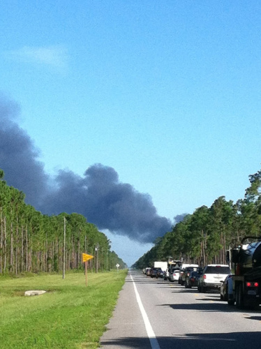 无人机在试飞时坠毁在美国佛罗里达州一高速公路旁