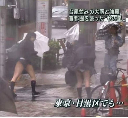 台风来袭时日本媒体总爱拍女生 遭网友质疑(5