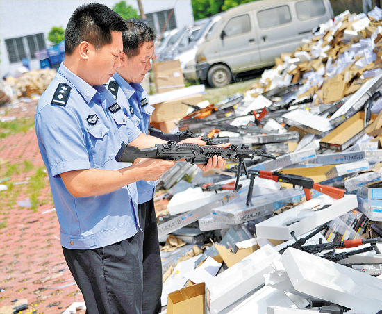 汕头五千余仿真枪藏身玩具厂(图)