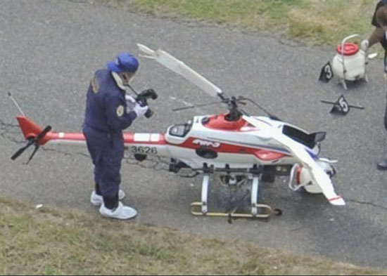 日男子用遥控直升机洒农药被螺旋桨切头身亡(图)-搜狐滚动