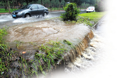 泉水地区一处道路在上一轮降雨中排水井出现反水.