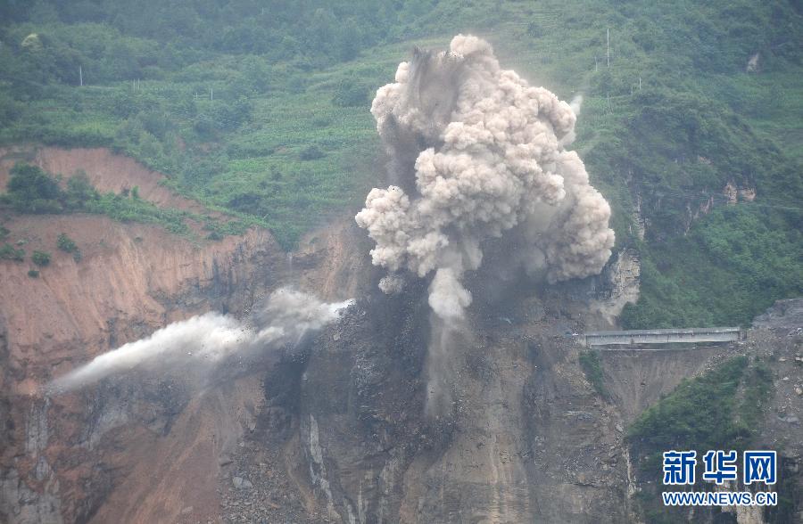 四川汉源三交乡堰塞湖爆破排险(组图)