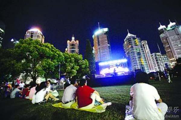 陆家嘴草坪上，市民们围坐一起免费观看夏季音乐节
