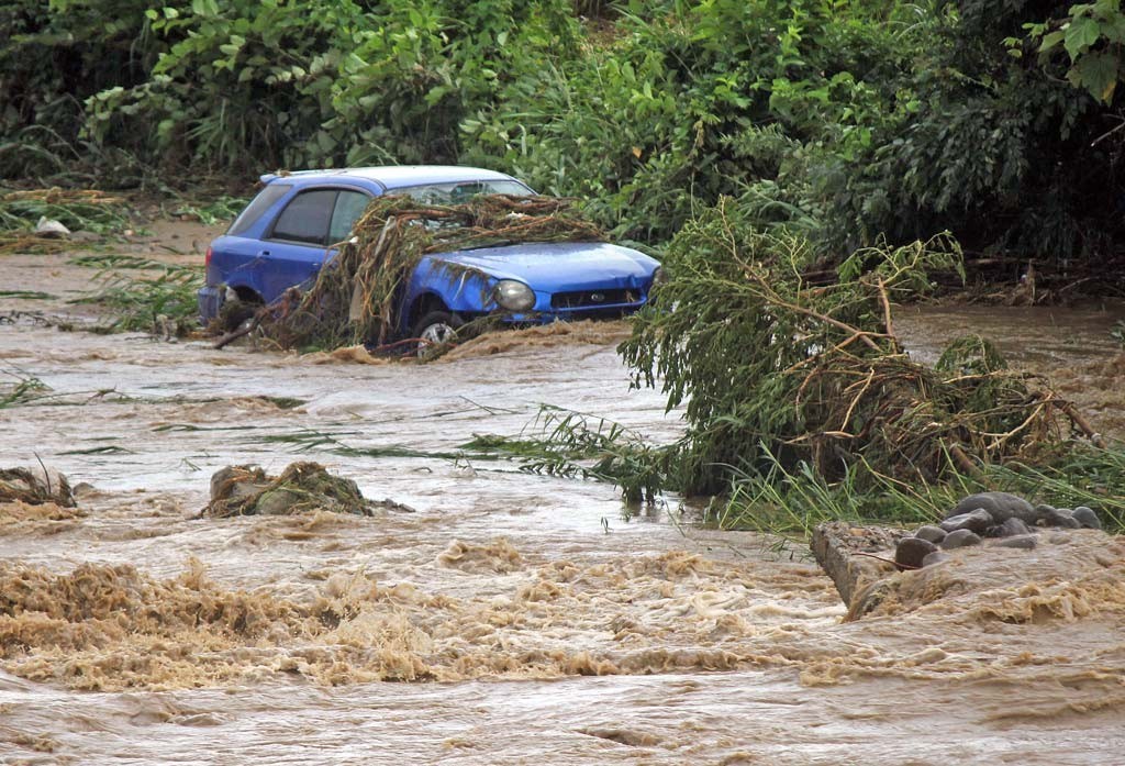 日山形县暴雨诱发洪水 部分地区已成"孤岛(组图)