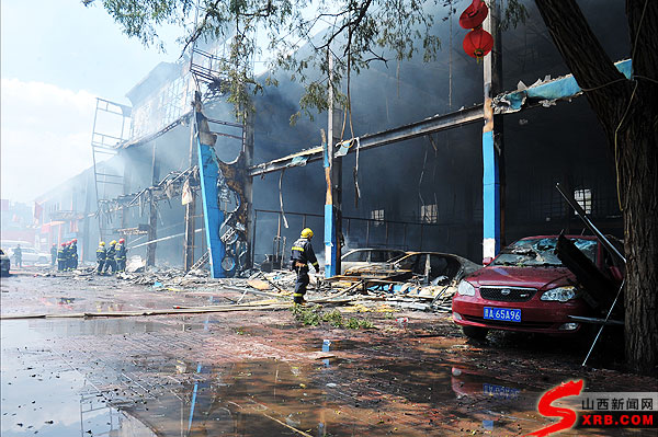 大火已将近四百平方米的店面全部吞噬 本网记者 张鑫/摄