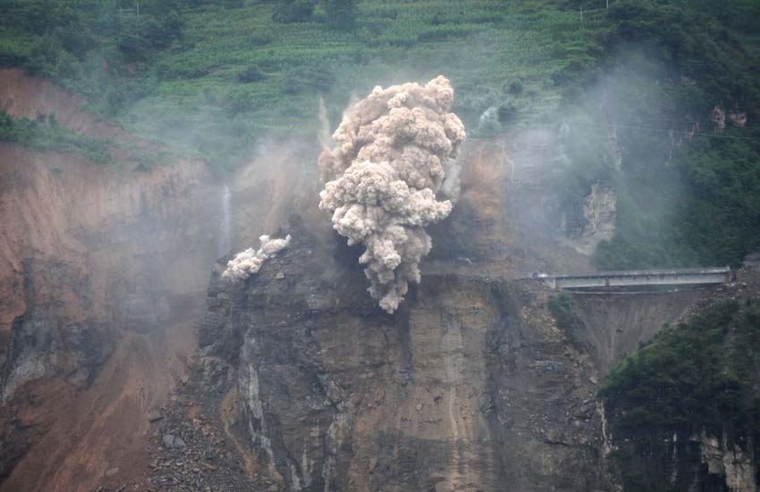 四川地震灾区雅安市汉源三交乡堰塞湖爆破排险(组图)