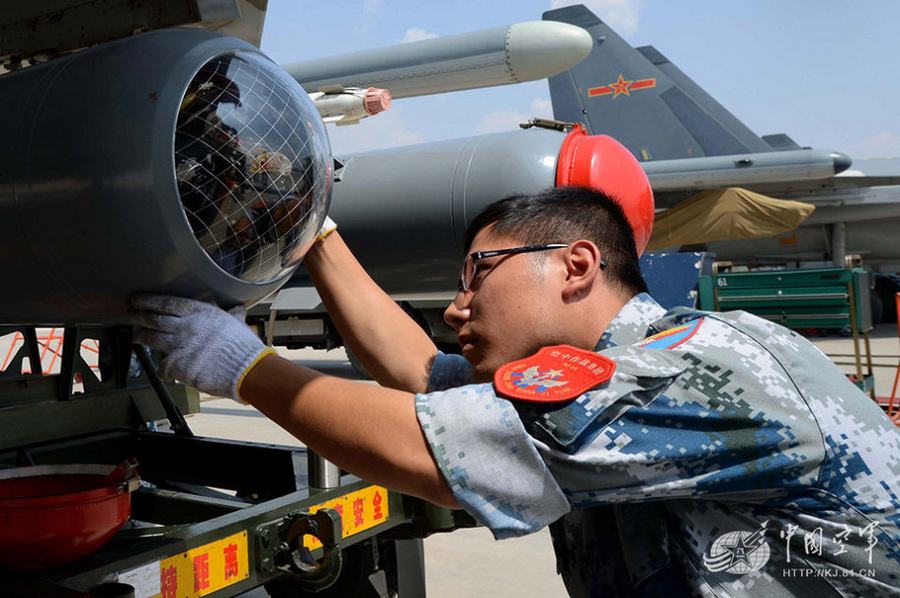 7月15日,广空航空兵某团机务官兵顶着烈日酷暑维护保养飞机,为战鹰