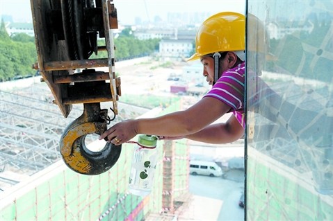 高空塔吊作业忙 女司机"四两拨千斤"(组图)