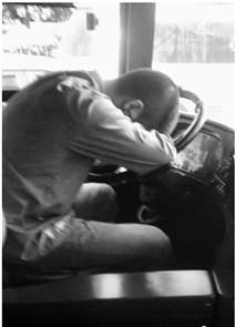 网传B2公交司机开车时打瞌睡 照片中的顾师傅