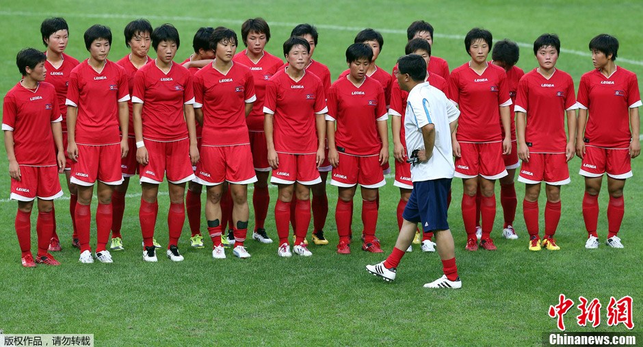朝鲜女足首尔训练备战东亚杯举手欢呼士气高(