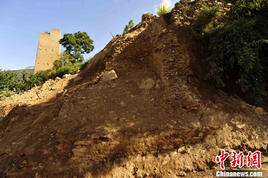 “7.10”汶川特大山洪泥石流使汶川范围内的珍贵文物严重受损，“布瓦黄土群碉”受到了不同的损毁。图为完全垮塌的77号碉。安源 摄