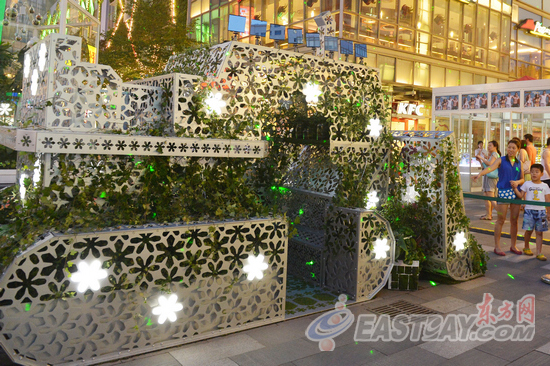 0广场上的玻璃温室内两件美丽的全都是用绿色植物打造而成,造型