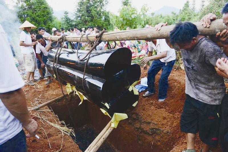 19日,邓正加的遗体被安葬